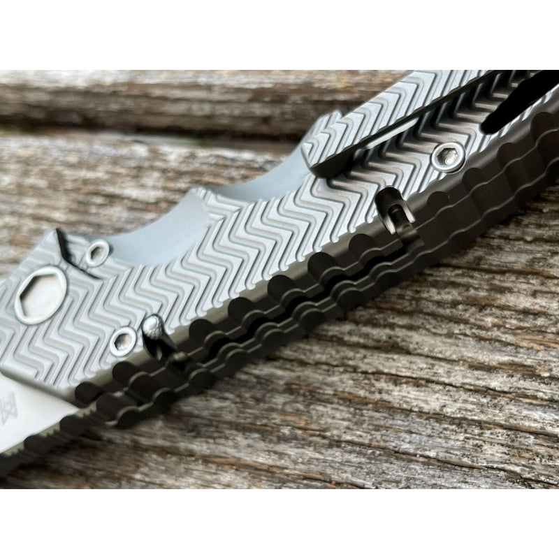 Midgards Messer Carbine Rifle Knife - handle and safety detail